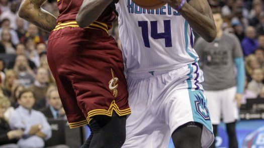 Lin anota 24 y Hornets superan 106-97 a Cavaliers