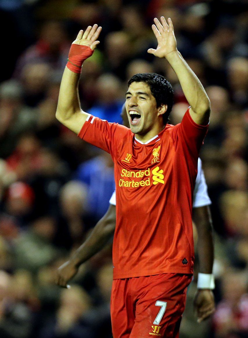 Chelsea y Man U pierden; otro gol de Suárez