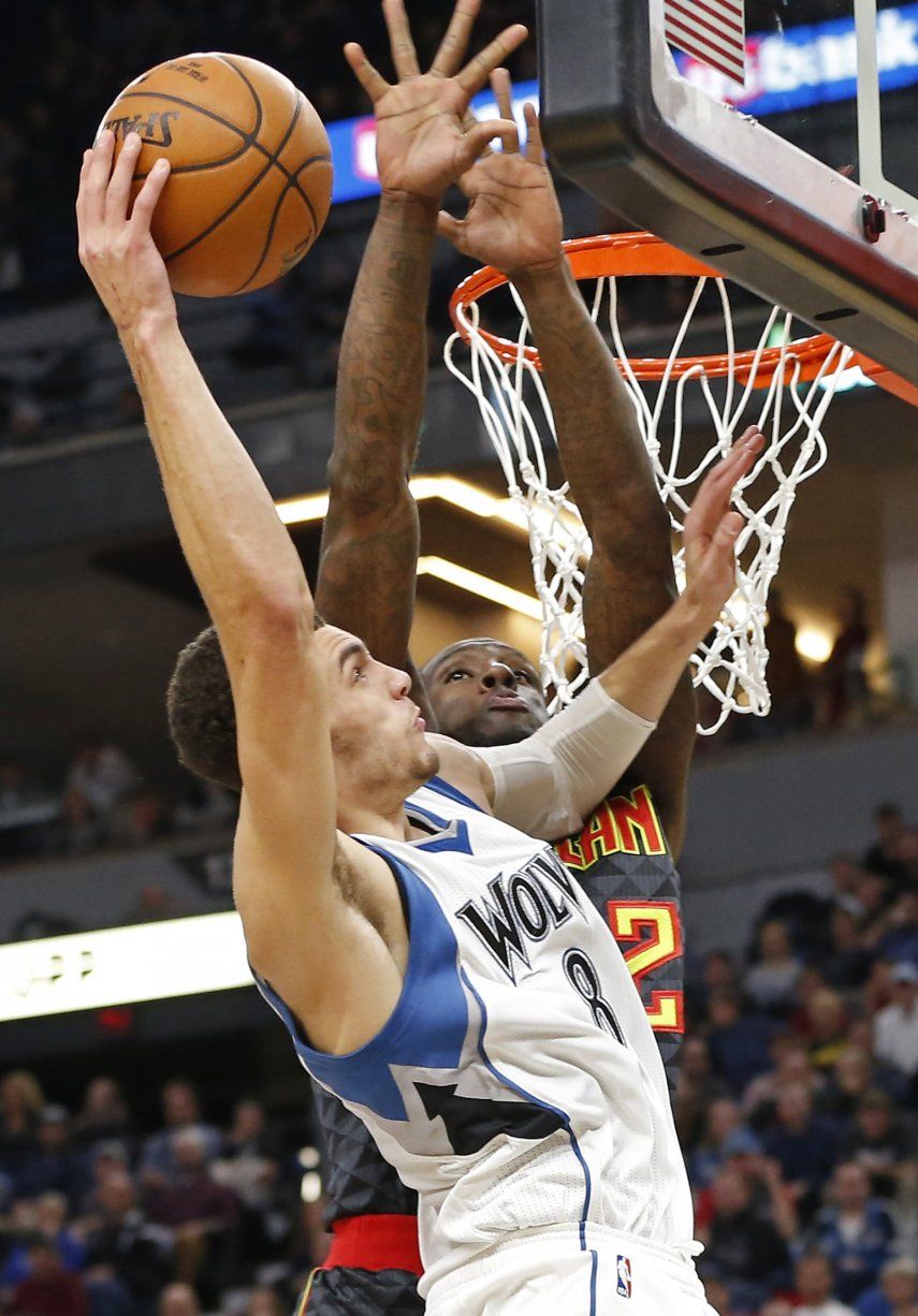 Towns logra doble doble en triunfo de Wolves sobre Hawks