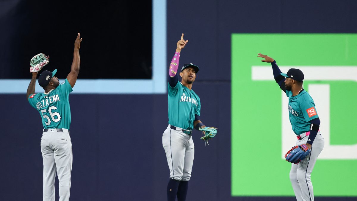 Marineros de Seattle vencen a los Azulejos de Toronto en el juego 2 de la Serie Marineros de Seattle vencen a los Azulejos de Toronto en el juego 2 de la Serie
