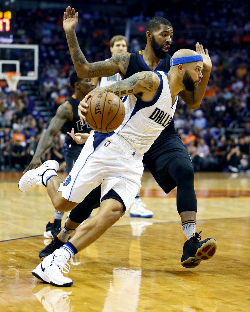 Mavericks ganan a Suns 111-95 con buen reparto de puntos