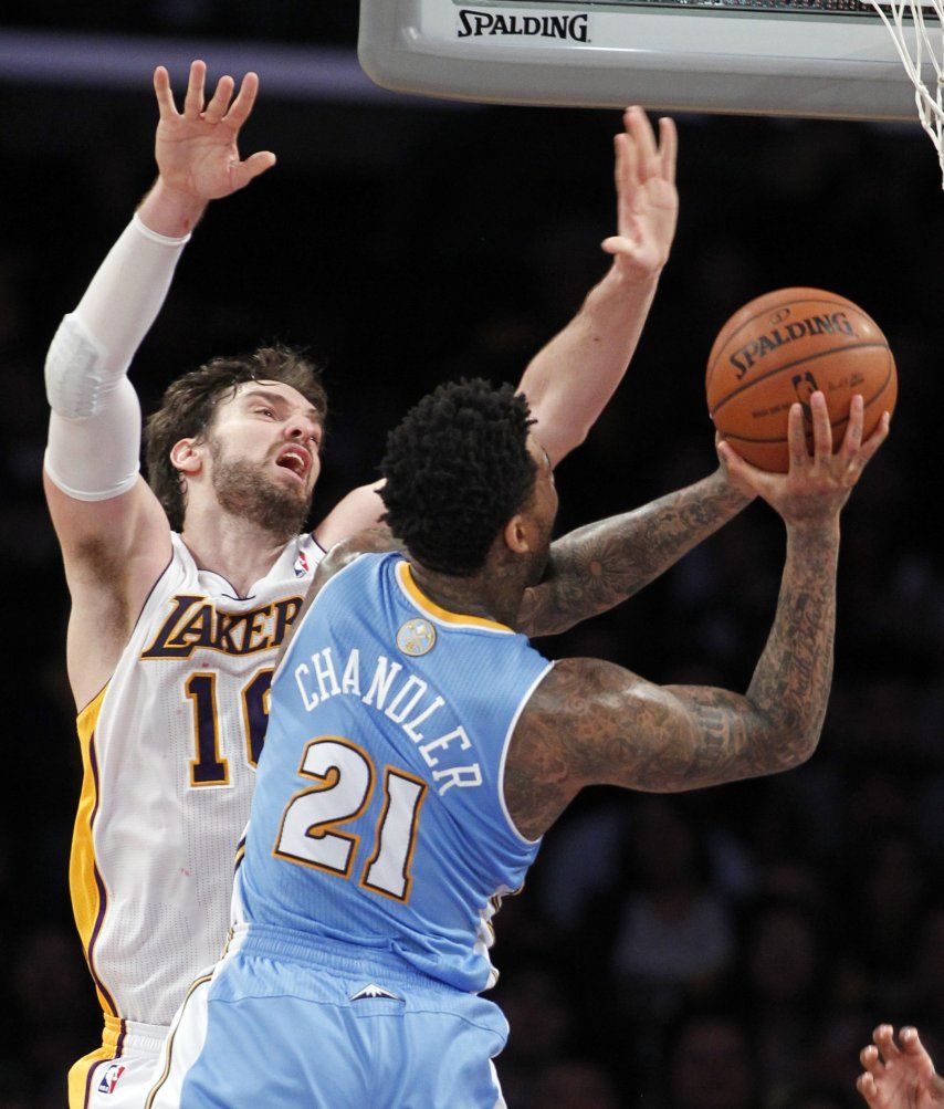 Nuggets equilibrados se aprovechan de Lakers