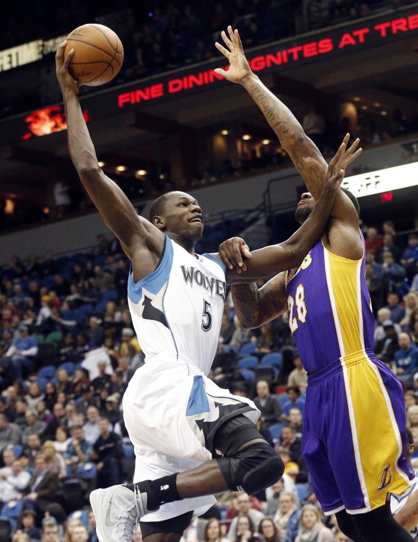 Clarkson brilla en la prórroga y Lakers superan a Wolves