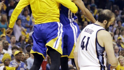 Warriors ganan a Memphis 108-95, pasan al final del oeste