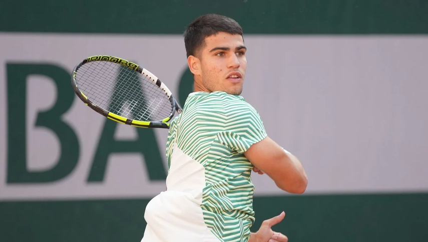 Roland Garros: Carlos Alcaraz vence a Tsitsipás y se cita en semis con Djokovic