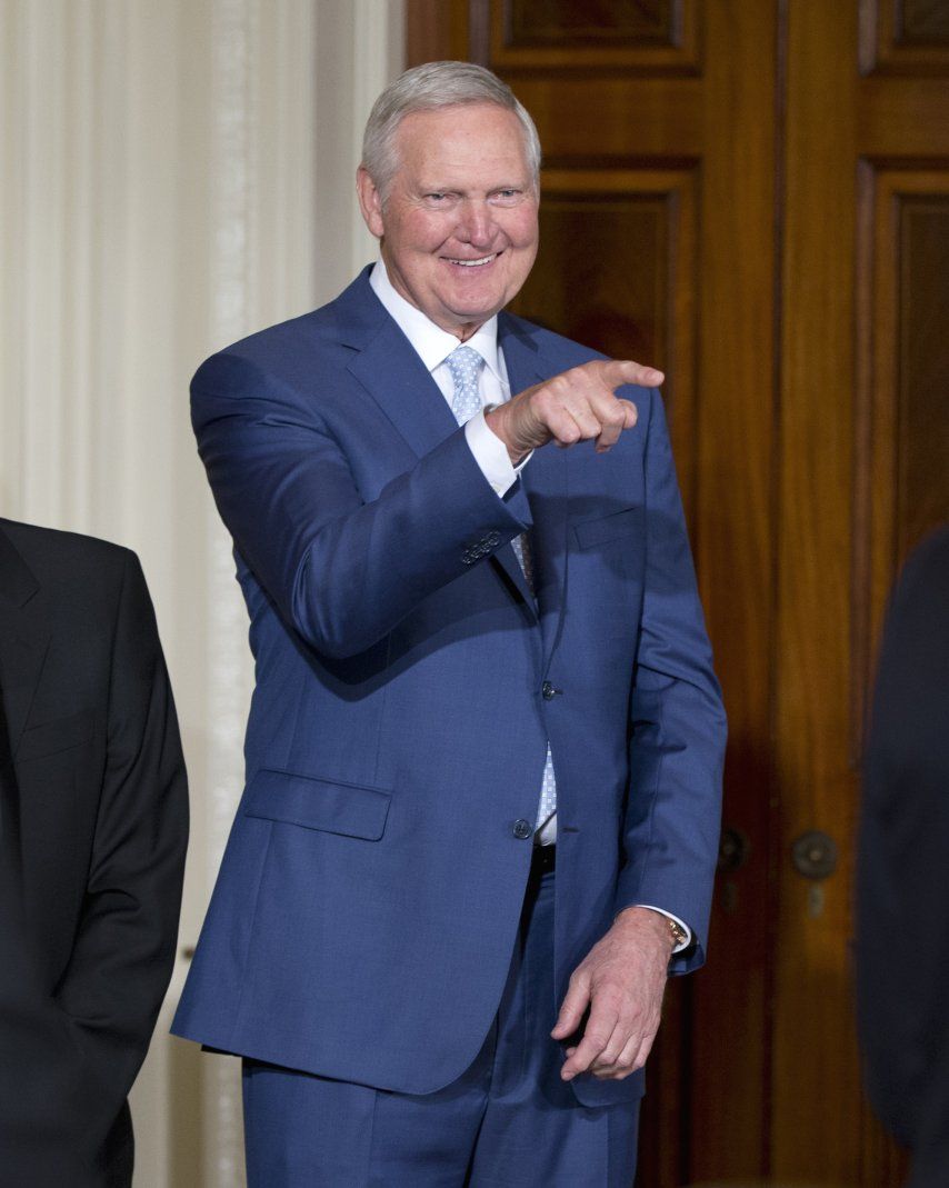Jerry West se recupera tras visita al hospital por caída