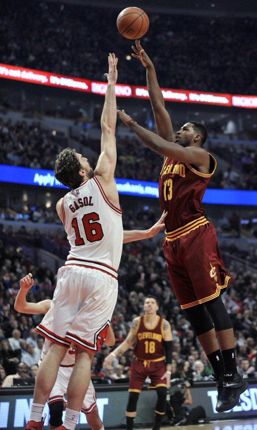 LeBron guía a Cavaliers a la victoria en Chicago