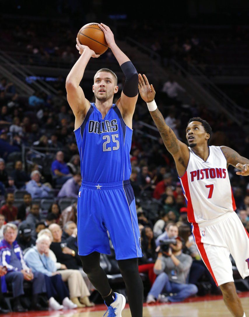 Parsons anota 32 puntos en triunfo de Mavericks