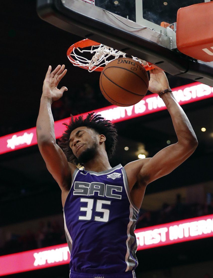 Fox logra triple-doble en paliza de Kings sobre Hawks
