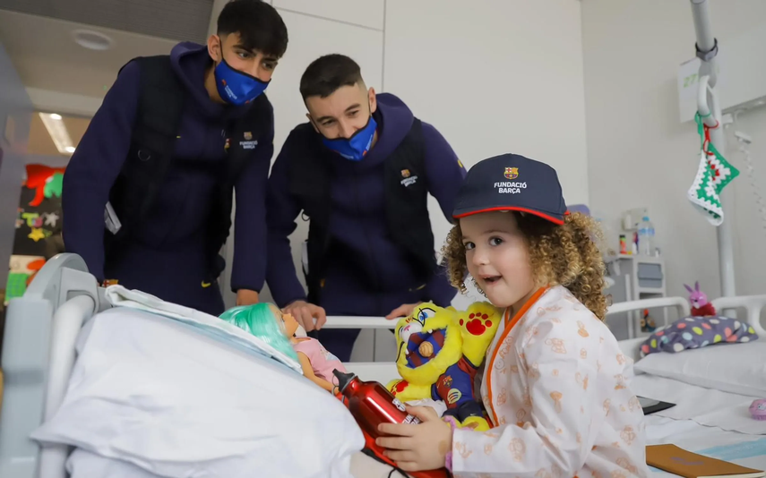 El FC Barcelona lleva amor y regalos a niños hospitalizados en España