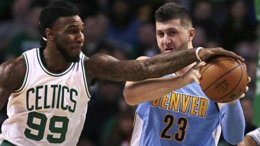 Bradley anota 27, Celtics doblegan a Denver