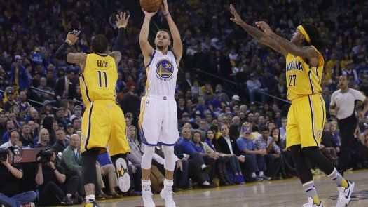 Curry lidera a Warriors en su triunfo en la vuelta de Kerr