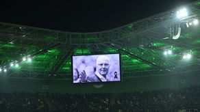 Franz Beckenbauer es despedido por aficionados en el Allianz Arena