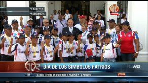 Campeones Sub-10 rinden honor a los Símbolos Patrios