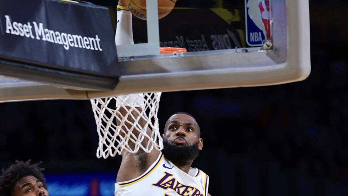 LeBron James leads Lakers to victory over Rockets