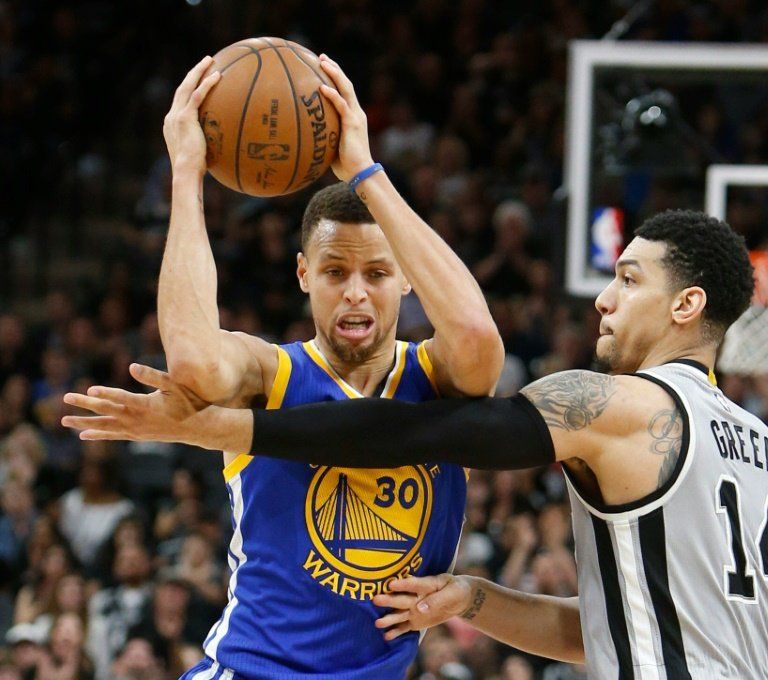 Stephen Curry sigue como líder anotador en la NBA