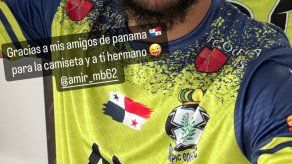 Pierre Emerick Aubameyang usa camiseta del Olympic Colón de Michael Amir Murillo