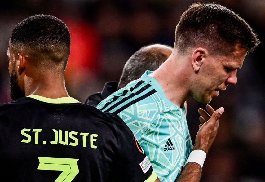 Wojciech Szczesny sufrió un dolor en el pecho y fue sustituido