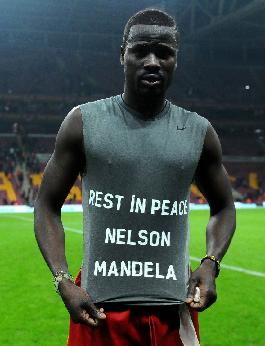 FIFA sanciona a Eboué, del Sunderland, por impago a exagente