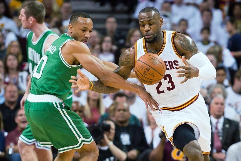LeBron encabeza troika de los Cavs en victoria ante Celtics en playoffs