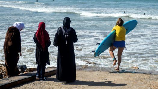Ser surfera en Marruecos, una lucha contra las olas y los prejuicios