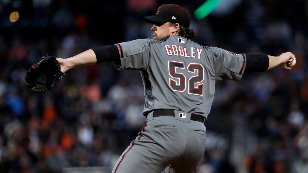 Godley brilla en lomita y Diamondbacks ganan a Gigantes 2-1