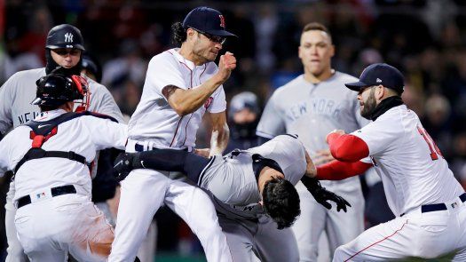 Yanquis riñen con Medias Rojas antes de derrotarlos