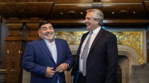 El presidente de Argentina, Alberto Fernández, junto al ya fallecido Diego Armando Maradona.