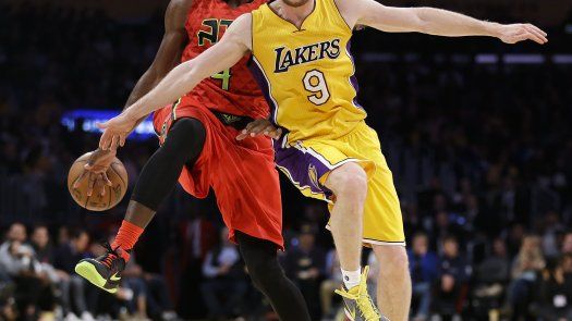 Hawks aplastan a Lakers con un buen partido de equipo