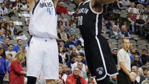 Mavs derrotan a Nets, con doble doble de Parsons