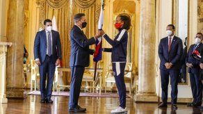 Presidente Laurentino Cortizo entrega pabellón a delegación panameña para Tokio 2020.