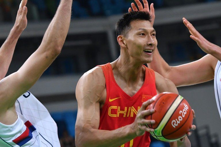 NBA: Lakers fichan al chino olímpico Yi Jianlian