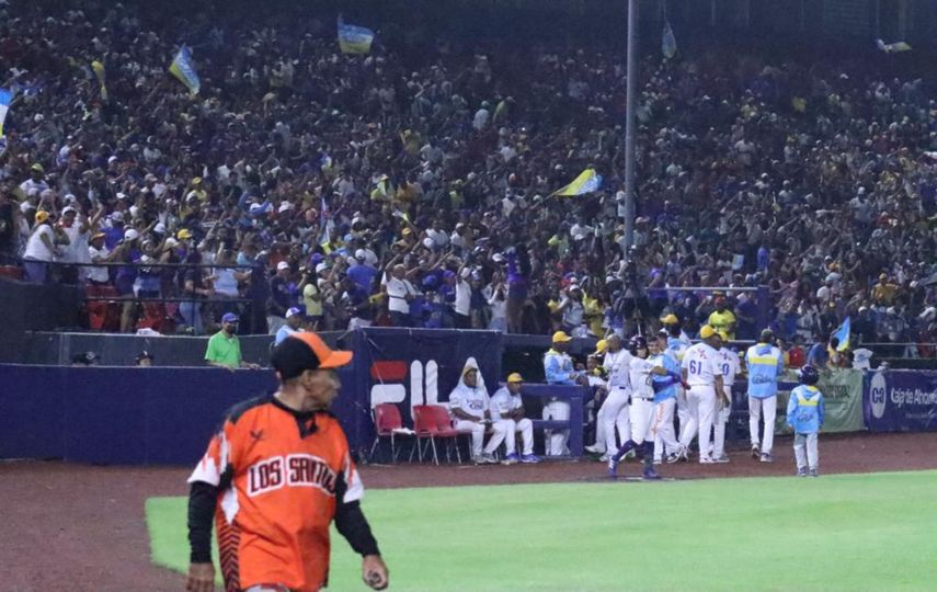 Los Santos y Colón juegan hoy en el 4to juego de la final del Béisbol Mayor 2023.