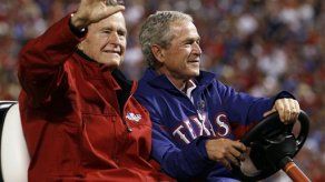 Ex presidentes Bush hacen primer lanzamiento en Serie Mundial