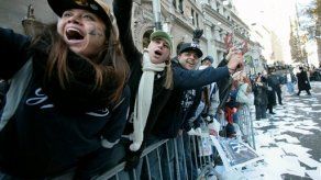 Oficinistas fanáticos de Yanquis arrojan documentos en desfile