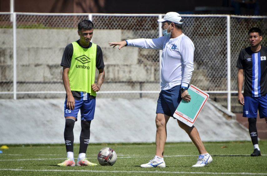 El Salvador anuncia convocados para duelo ante Panamá