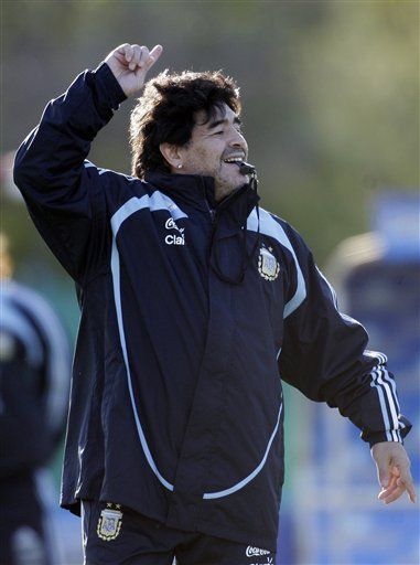 Mundial: Argentina tambalea en la cornisa y Maradona le sopla
