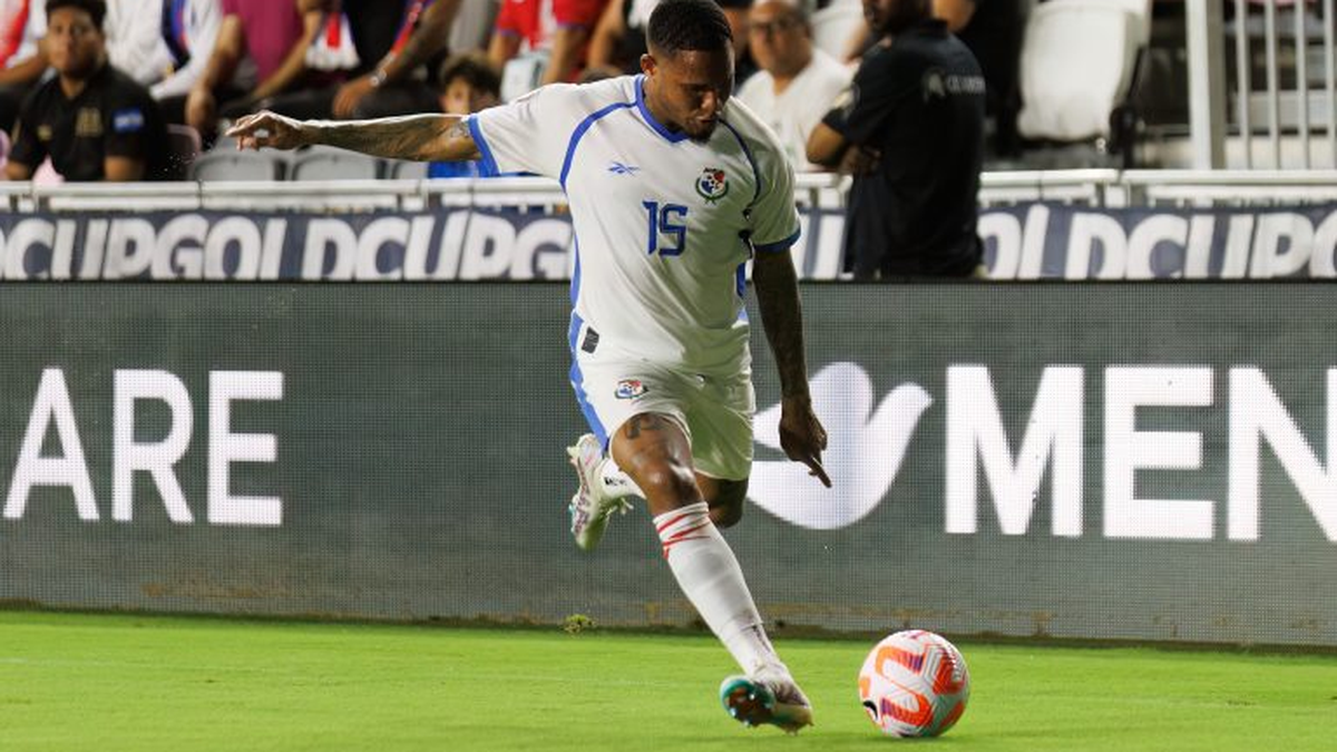 Eric Davis do Panama disputa bola com jogador da Inglaterra realizada neste  domingo, 24, no Estádio Nizhny Novgorod, na Rússia, válida pela 2ª rodada  do Grupo G da Copa do Mundo 2018