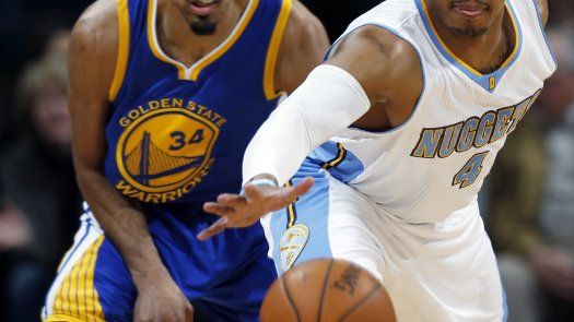 Nuggets viene de atrás y vence a los mermados Warriors