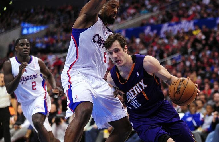 Suns frenan a los Pacers en la NBA