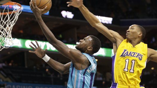Jefferson y Williams dan triunfo a Hornets sobre Lakers