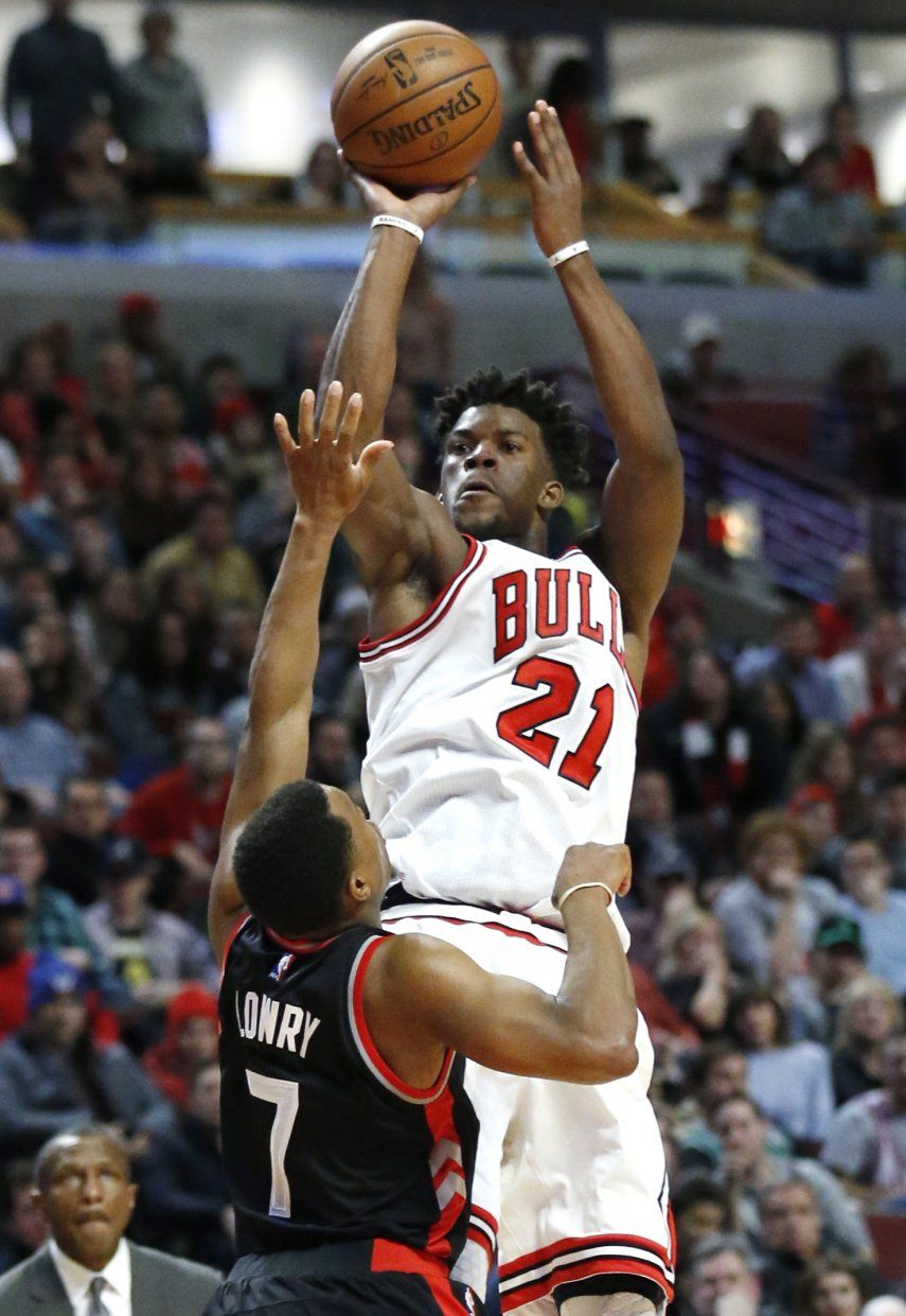 Butler logra 42 puntos y Bulls vencen a Raptors en prórroga