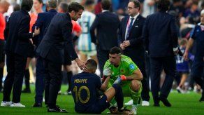 Dibu Martínez (de verde) ofrece su respeto a Mbappé tras la coronación de Argentina en la final de Qatar 2022.