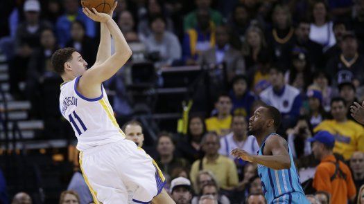 Green guía a Warriors sobre Hornets con triple-doble