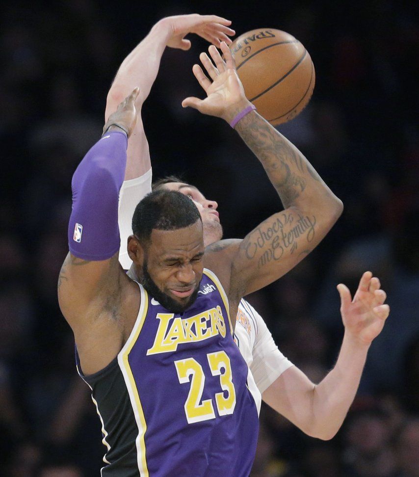 Knicks bloquean a LeBron y remontan para vencer a Lakers