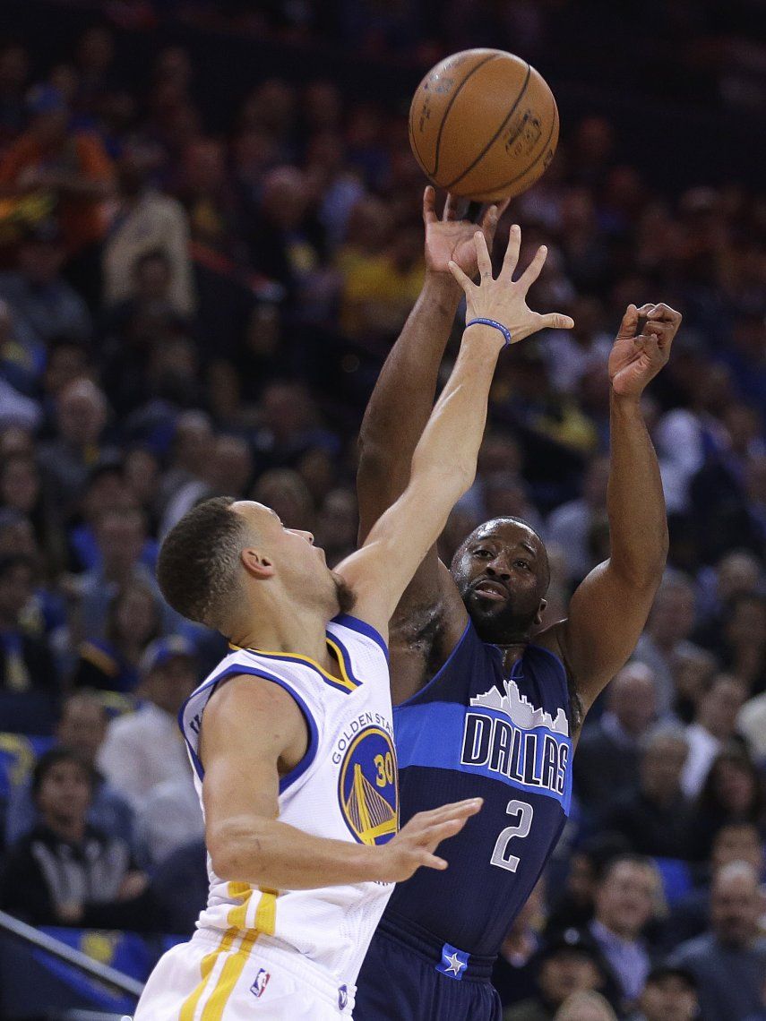 Thompson brilla bajo el aro, lidera a Warriors ante Dallas