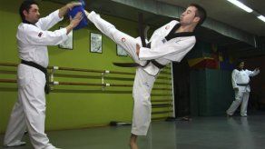 Discapacitado gana medalla en un campeonato de taekwondo