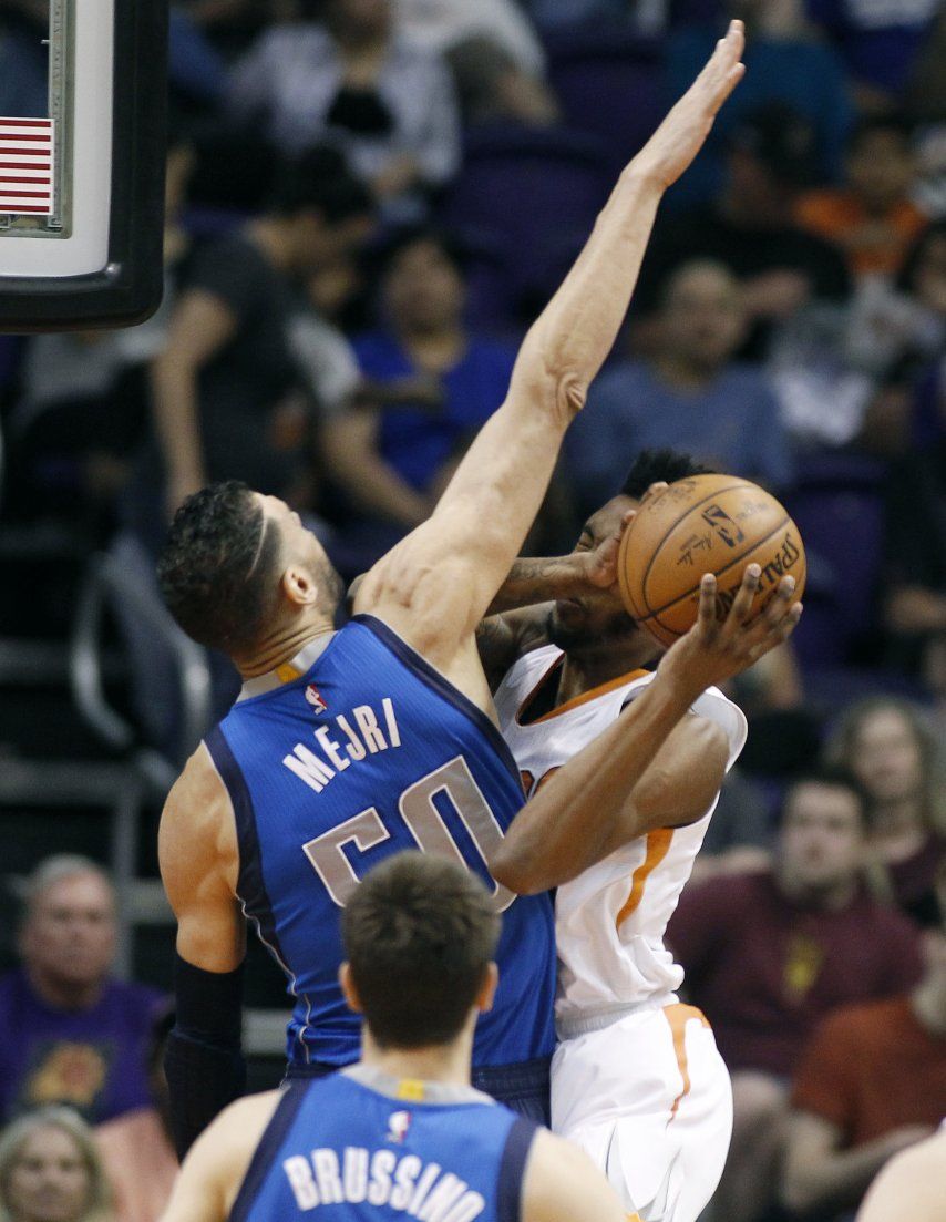 Warren y Booker encabezan triunfo de Suns sobre Mavericks