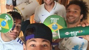 Neymar relajado con sus compañeros antes del debut