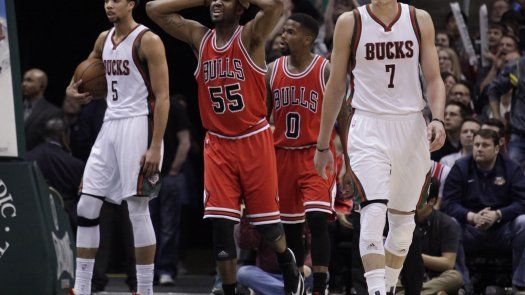 Carter-Williams guía a Bucks a triunfo sobre Bulls